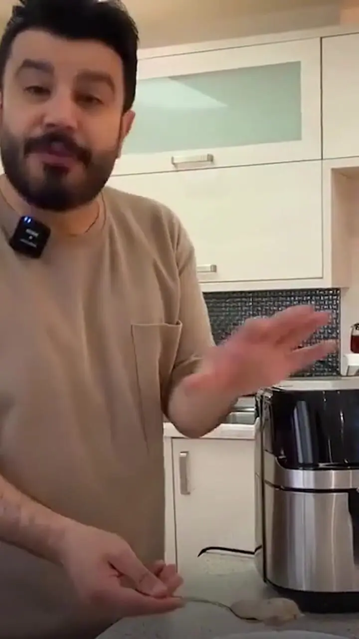 فیلم/ نگاهی به آشپزخانه دلباز و غرق در نور منزل پیمان طالبی؛ از کابینت‌هایی مد روز و خوشرنگ تا لوازم برقی لاکچری و کافه‌بار مخصوص آقای مجری