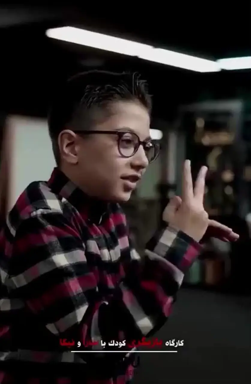 فیلم/ سارا و نیکا فرقانی دوقلوهای محبوب سریال پایتخت وارد تدریس بازیگری شدند/ بازگشت جنجالی دوقلو های پرحاشیه پس از بارگشت از سوئد 