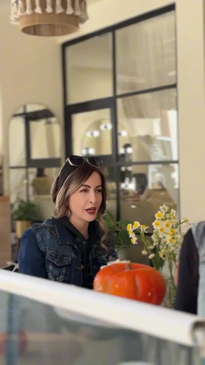 فیلم / استایل شقایق دهقان؛ تلفیقی از جسارت رنگی و سادگی هنرمندانه ../ جوانتر شدن بعد جدایی از شوهرش ...