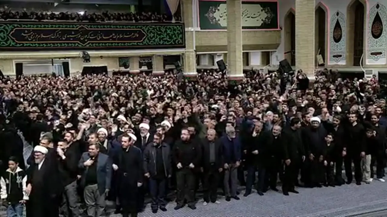 فیلم لحظه ورود رهبر انقلاب به حسینیه امام خمینی(ره) در دومین شب از مراسم عزاداری حضرت فاطمه (س)