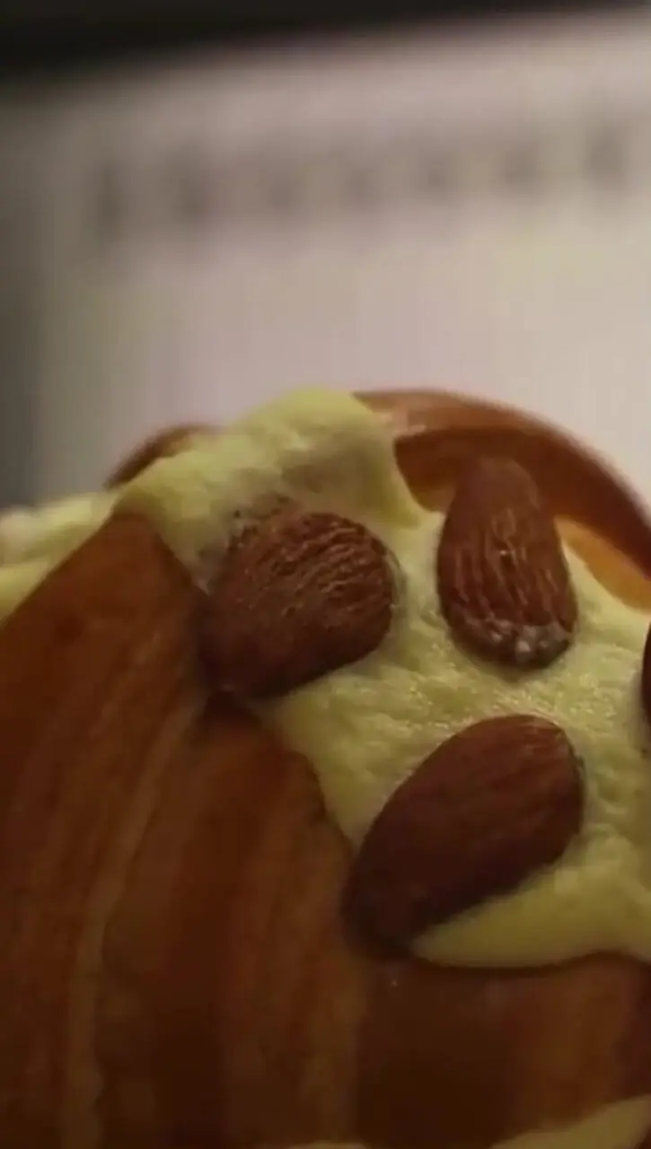 فیلم /رونمایی از  کافه نان زن زیبای سام درخشانی /  ویدیوی بازیگر آوای باران برای کافه‌بِیکری عسل خانم که دکور بیرونیش درست شبیه کافه‌های قدیمی اروپائیه ...