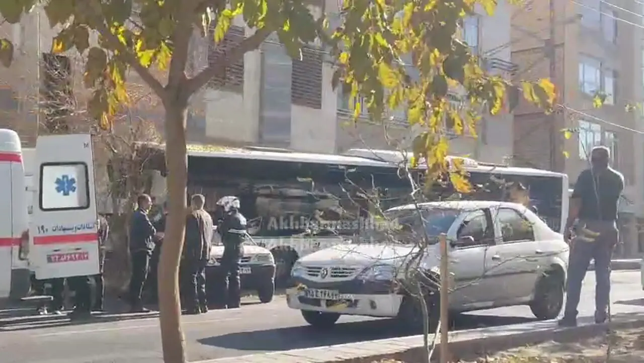 فیلم صحنه ورود ناگهانی اتوبوس به پیاده‌رو و برخورد شدید با پراید و درخت