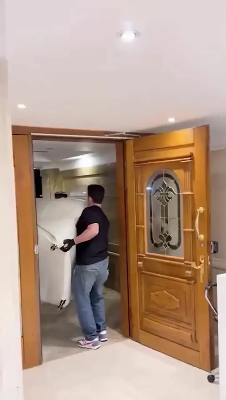 فیلم / نفیسه روشن خانه اعیانی‌اش را این چنین به رخ بقیه کشید / خانه ای با مبلمانی طبق جدیدترین مدل، لوستر کلاسیک و هنگ‌درامی رنگین‌کمانی ...