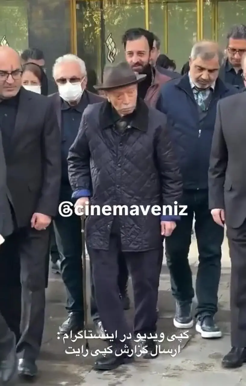 فیلم / نگاهی به تیپ و استایل بازیگران ایرانی در مراسم تشییع پیکر هادی مرزبان/  از بهاره رهنما تا فرزانه کابلی گریان از  علی نصیریان، اکبر زنجانپور، مجید مظفری تا ...