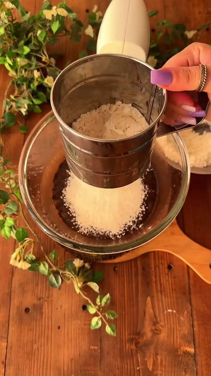 فیلم آموزش کیک شکلاتی بدون فر و همزن