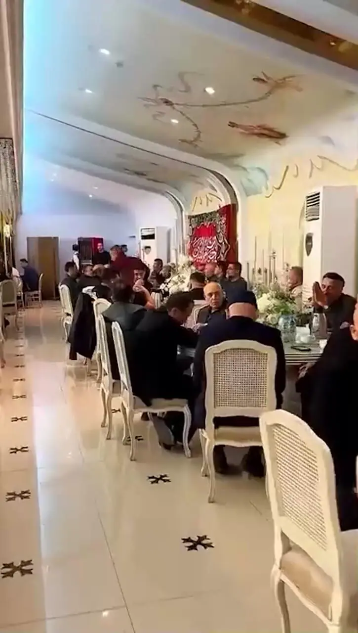 فیلم / عزاداری سوپرلاکچری علیرضا نیکبخت، علی پروین و فیروز کریمی در یک تالار تشریفاتی به مناسبت ایام فاطمیه در شمال تهران/ از گل آرایی سفید تا پذیرایی و...