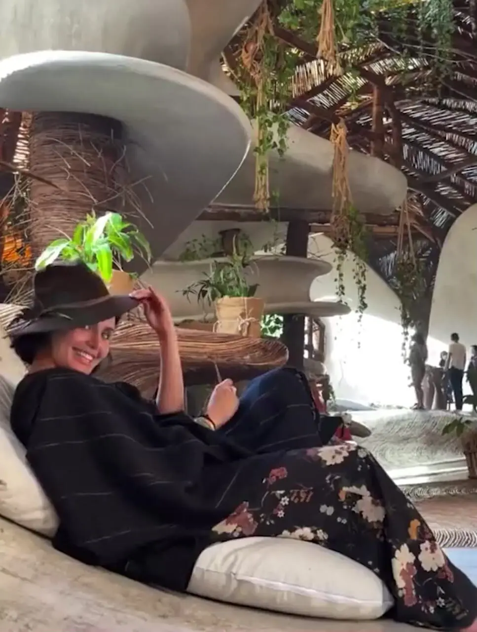 فیلم/ خنده های بی وقفه الناز شاکردوست در مکزیک/ عجب استایل خفنی/تا زمانیکه دندان دارید بخنـــــدید…