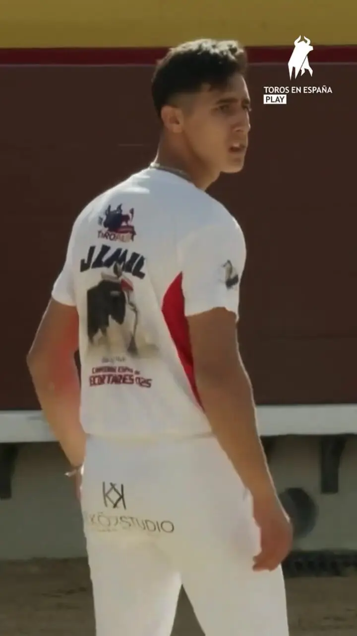 فیلم عبور جسورانه گاوباز از روی گاو