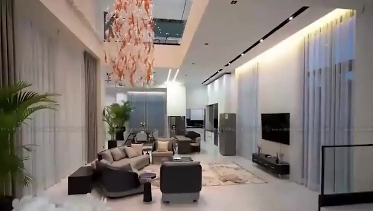 فیلم/ نگاهی به چیدمان شاهانه و باشکوه ویلای استخردار علیرضا بیرانوند با سلیقه اکرم بانو / قصر قارونیه برای خودش/ از تابلو فرش هنری و مبلمان مدرن تا دکوری‌های طلایی رنگ ...