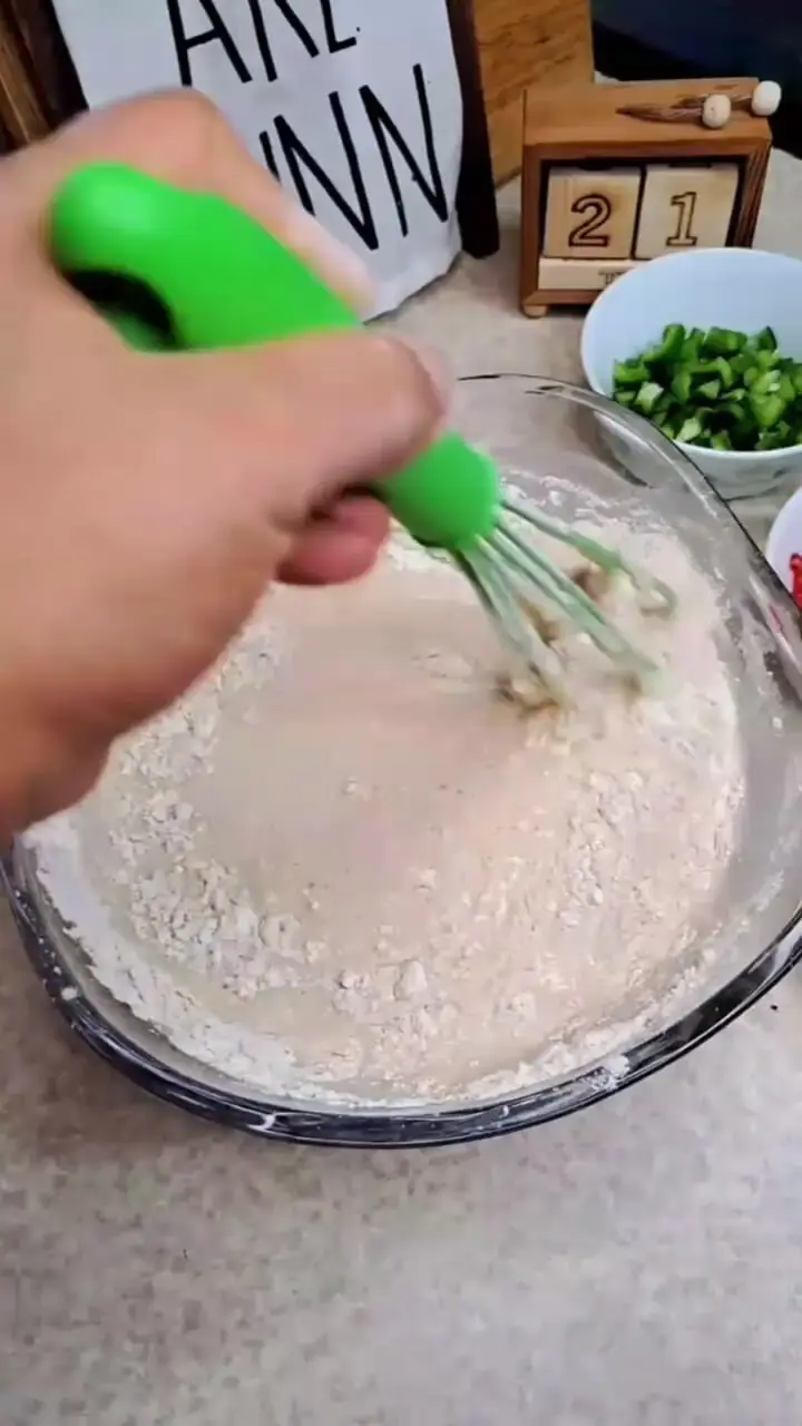 فیلم طرز تهیه نون پیتزایی حرفه‌ای با سوسیس و پنیر پیتزا