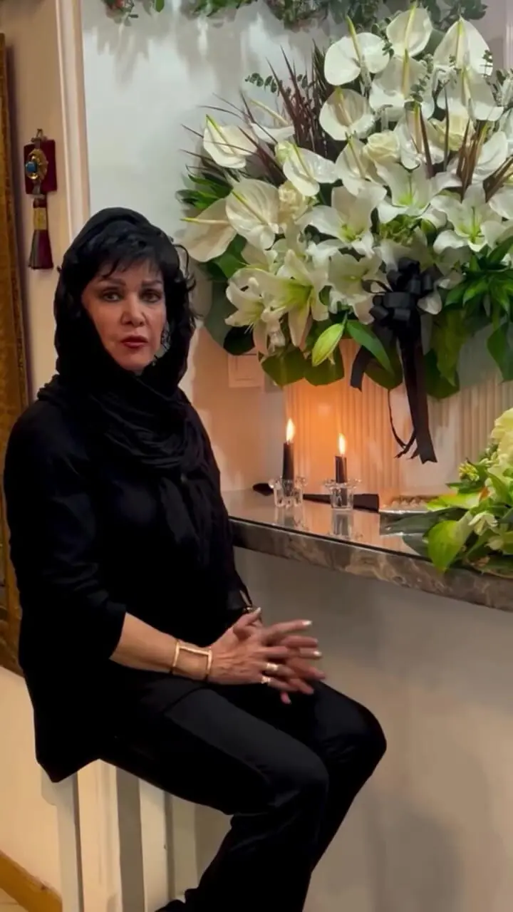 فیلم / نگاهی به چیدمان عروسکی خانه فرزانه کابلی  و شوهر مرحومش هادی مرزبان /  سلیقه مامان علی کوچولو  از مبلمانی به رنگ سبز کله‌غازی  تا علاقه به استفاده از عروسک و گل مصنوعی روی در و دیوار...