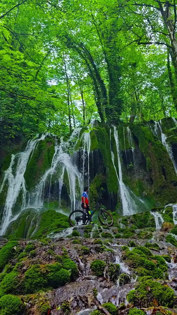 فیلم آبشار اوبن مازندران / طبیعتی بی‌نظیر و پر انرژی