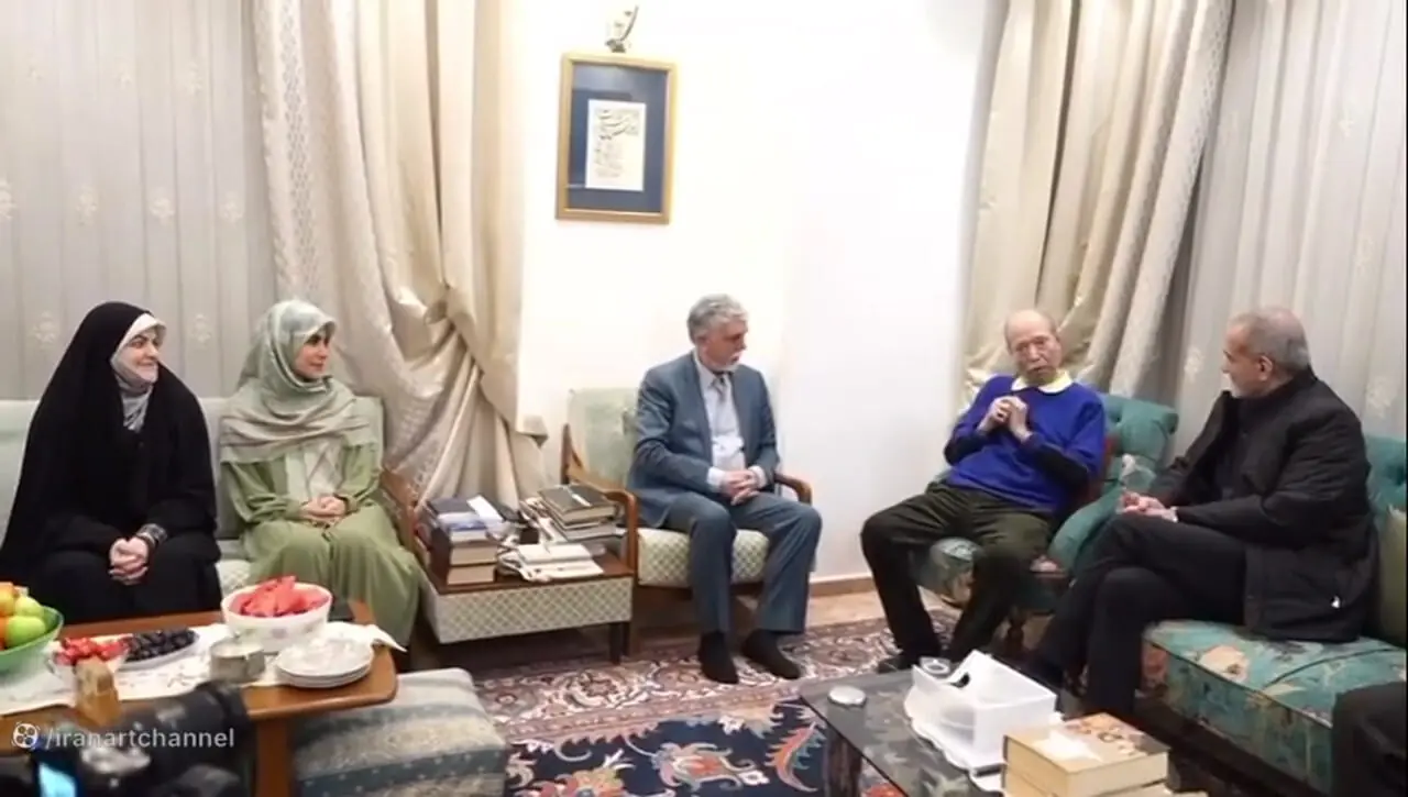 فیلم / نگاهی به دکوراسیون مجلل و عهد بوقی علی نصیریان در شبی که میزبان پزشکیان و دخترش بود /  از مبلمانی همرنگ با فرش تا پذیرایی با هندوانه و زولبیا بامیه همراه با آوازخوانی آقابزرگ سینما ...