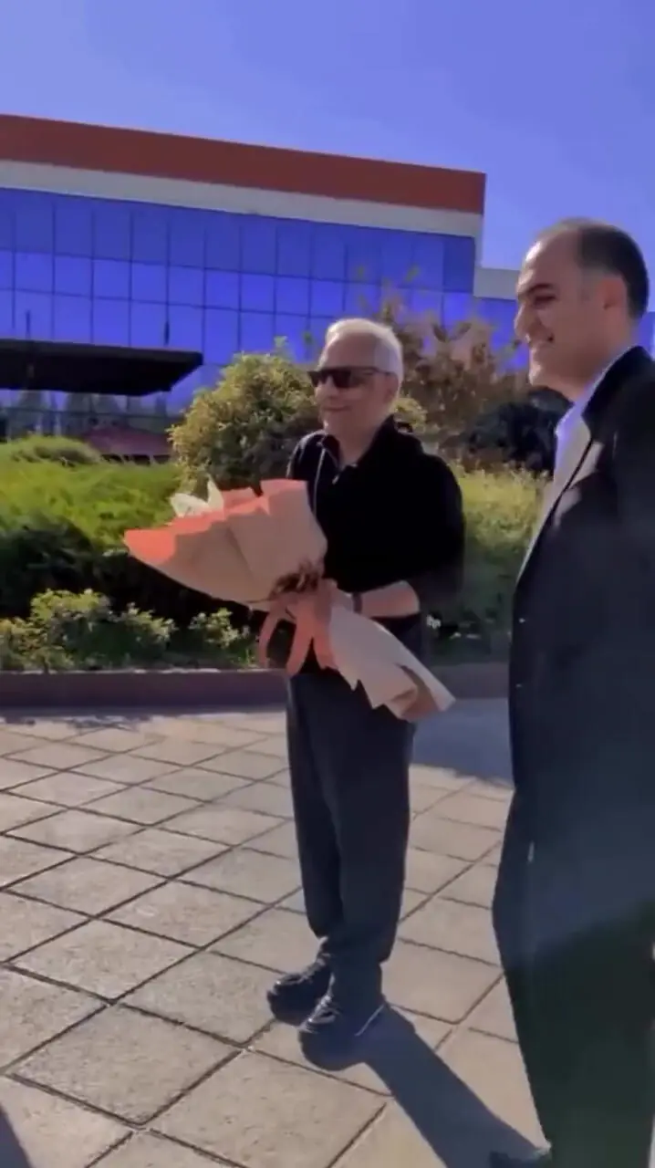 فیلم / نگاهی به مراسم پرطمطراق رونمایی از مدل ماشین کراس اور «اسکای‌ول ET5» مهران مدیری در لاکچری‌ترین مجتمع خودرویی ایران/ آقای مدیری داره آرزوی جوان ایرانی رو زندگی میکنه ...