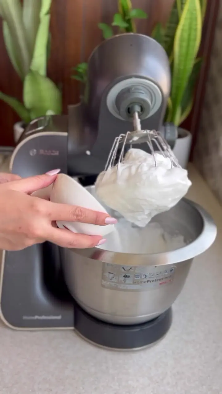 فیلم طرز تهیه کیک دو رنگ موج‌دار زعفرانی