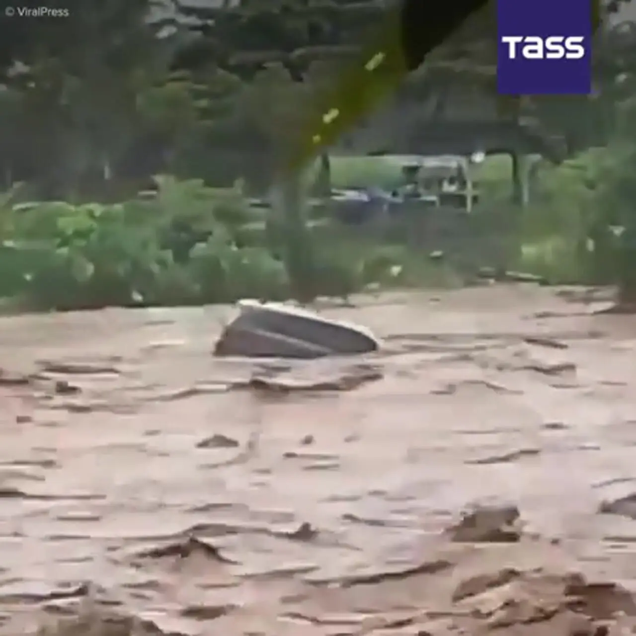 فیلم / سیل مرگبار در اندونزی ۸۴ کشته بر جای گذاشت