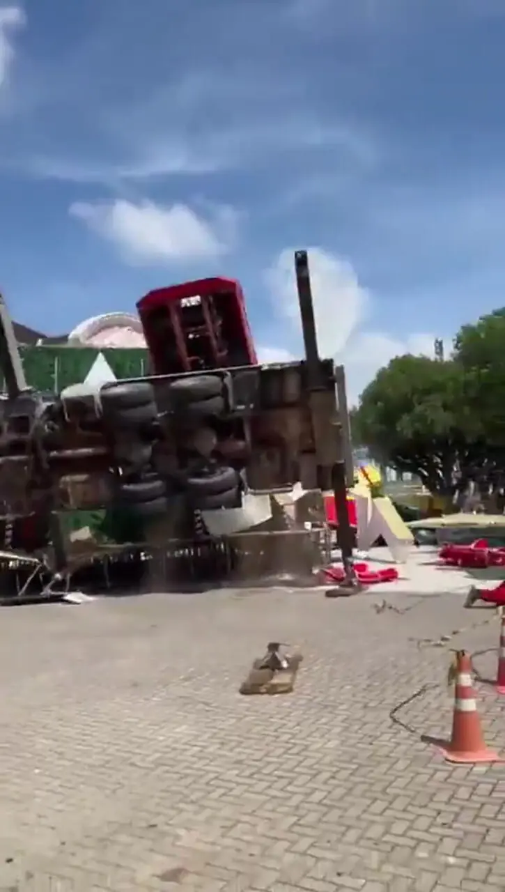  پریدن معجزه‌آسای بابانوئل از جرثقیلِ در حال سقوط + فیلم 