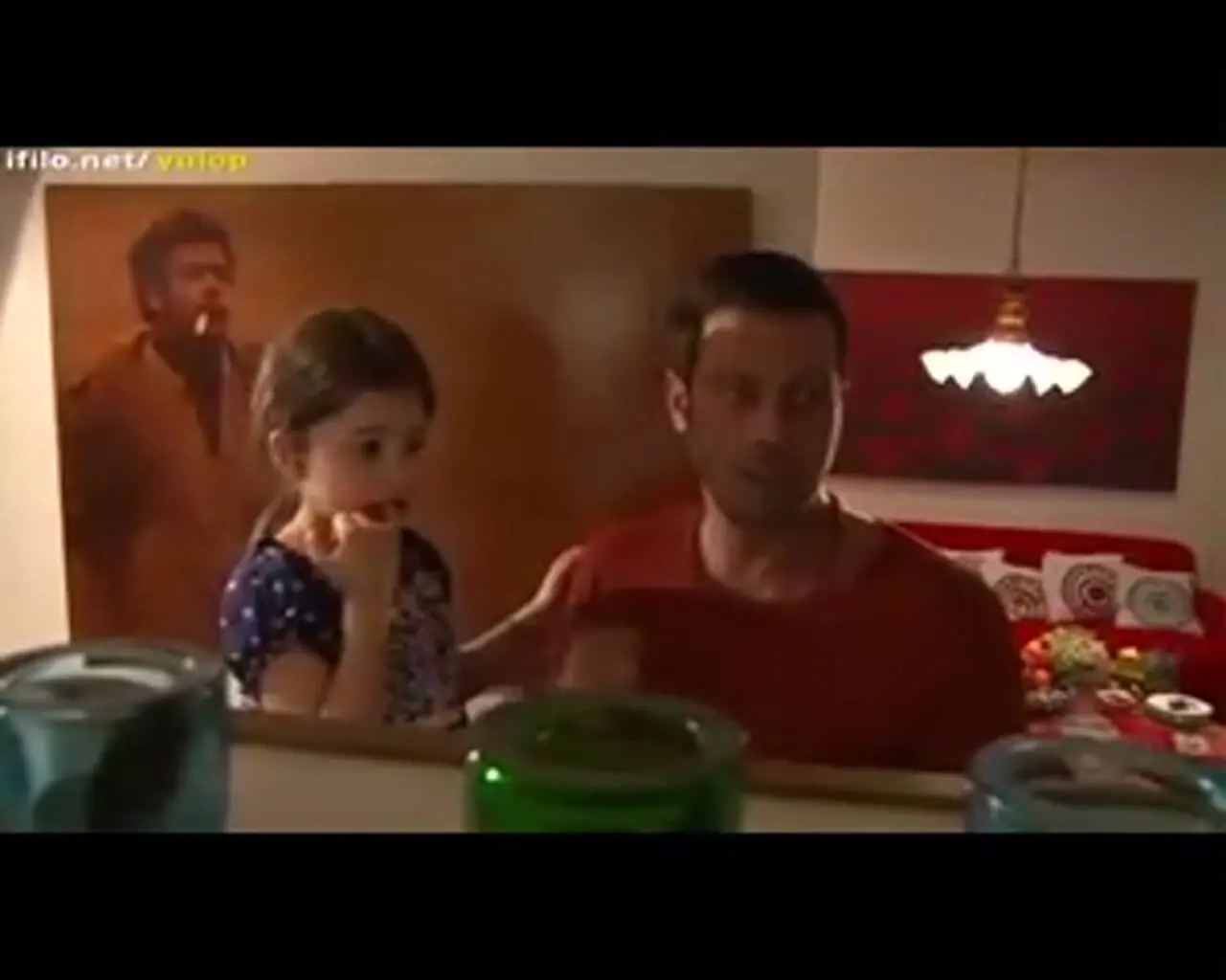 فیلم/ دکوراسیون خانه پژمان بازغی به سبک یه گیلانی تمام‌عیار/ از پرده‌هایی چندرنگ و مبلمانی ساده تا نصب گلیم روی دیوار، لوستر کریستالی قدیمی و آنتیک‌هایی که حال و هوای شمال رو داره