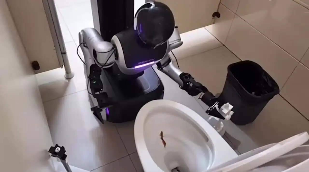 انقلاب رباتیک در نظافت سرویس‌ ها! + فیلم