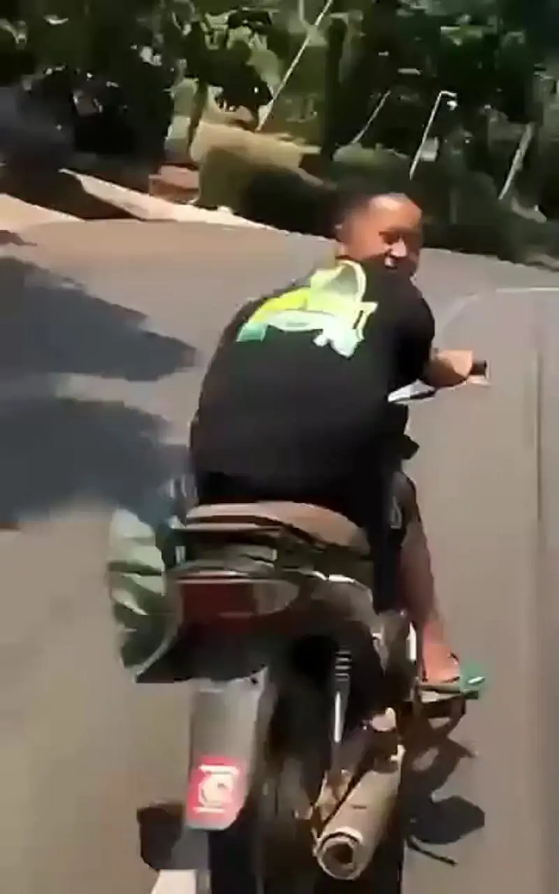 نگاه به عقب، سقوط به جلو / پسر موتورسوار داخل جوی آب افتاد + فیلم