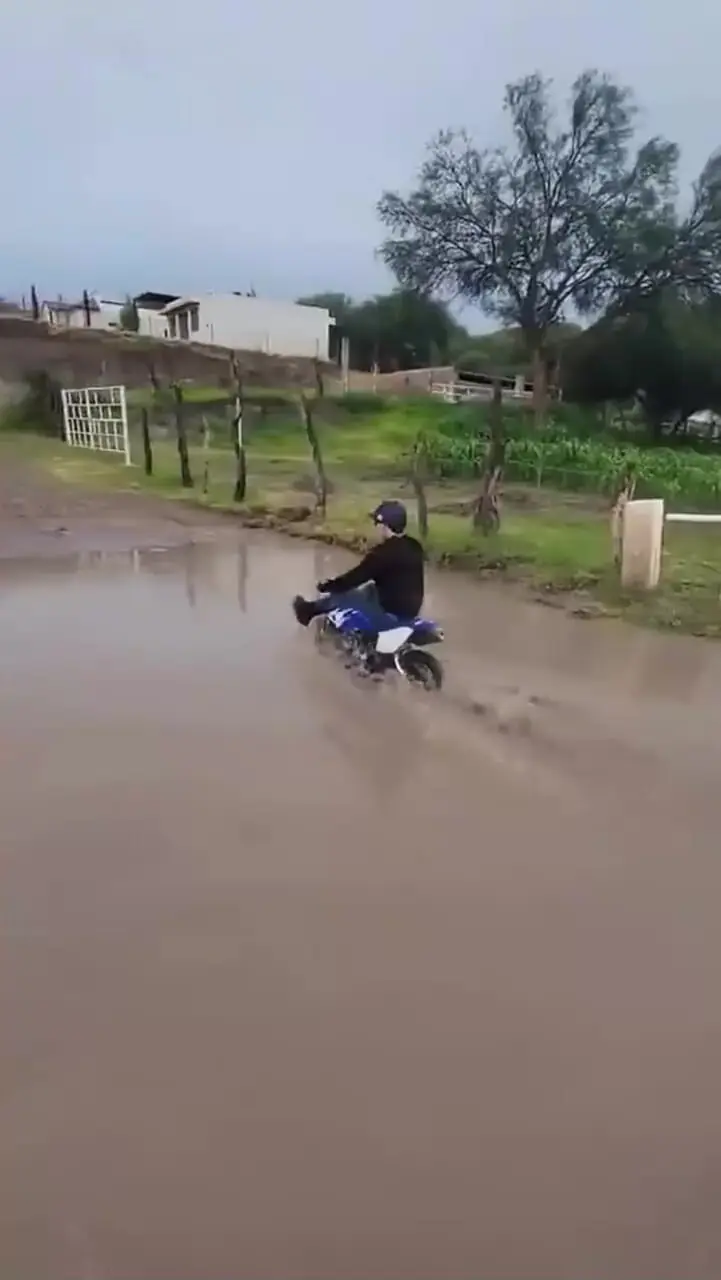 شاخ به شاخ شدن دو موتور سیکلت در آب گل آلود + فیلم