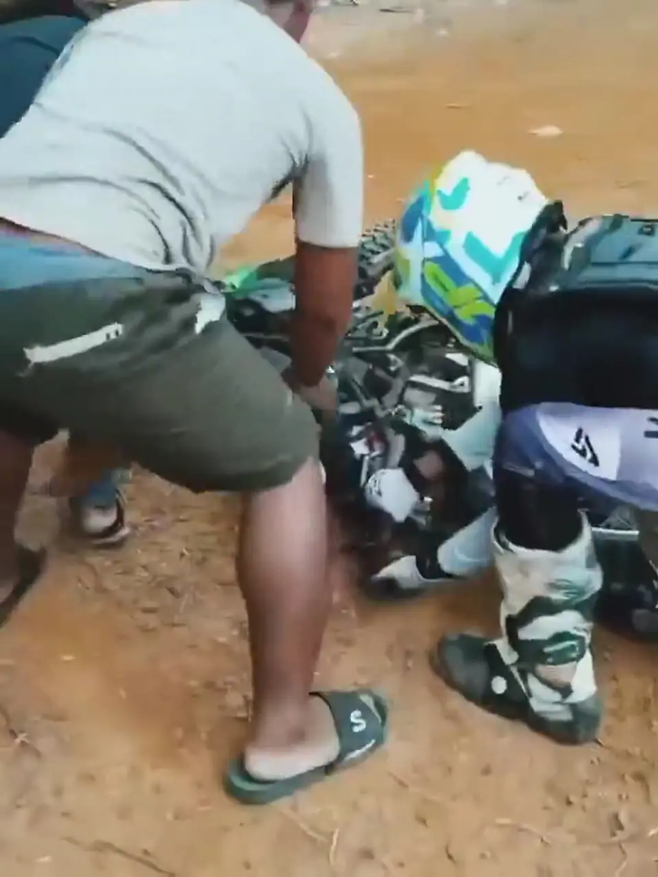 بدشانسی کار دست مرد موتورسوار در مسیر مسابقه داد + فیلم