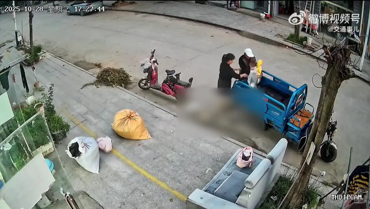 سقوط 2 باره کودک از پشت خودرو سواری + فیلم 