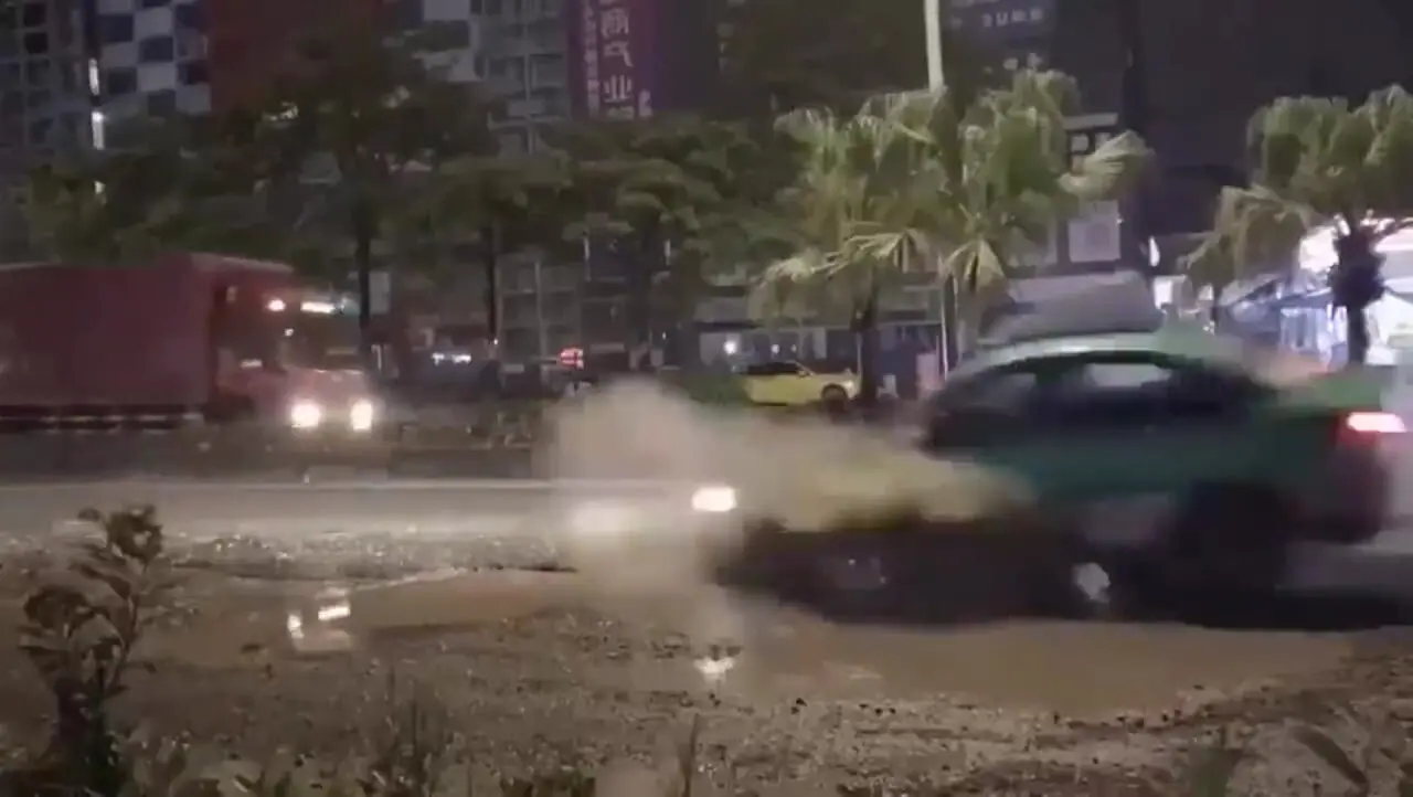 شاهکار جدید خیابان‌ها / سیرک رایگان پرش خودرو + فیلم 