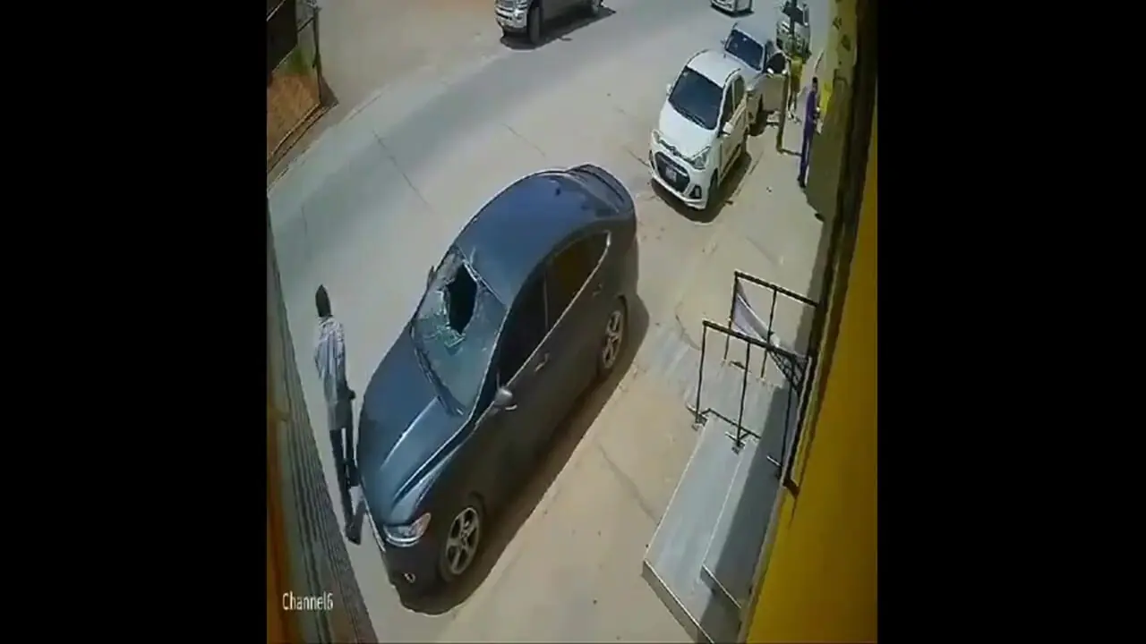 سقوط مرد جوان از ارتفاع بر روی خودرو سواری / به طور عجیبی جان سالم به در برد + فیلم 