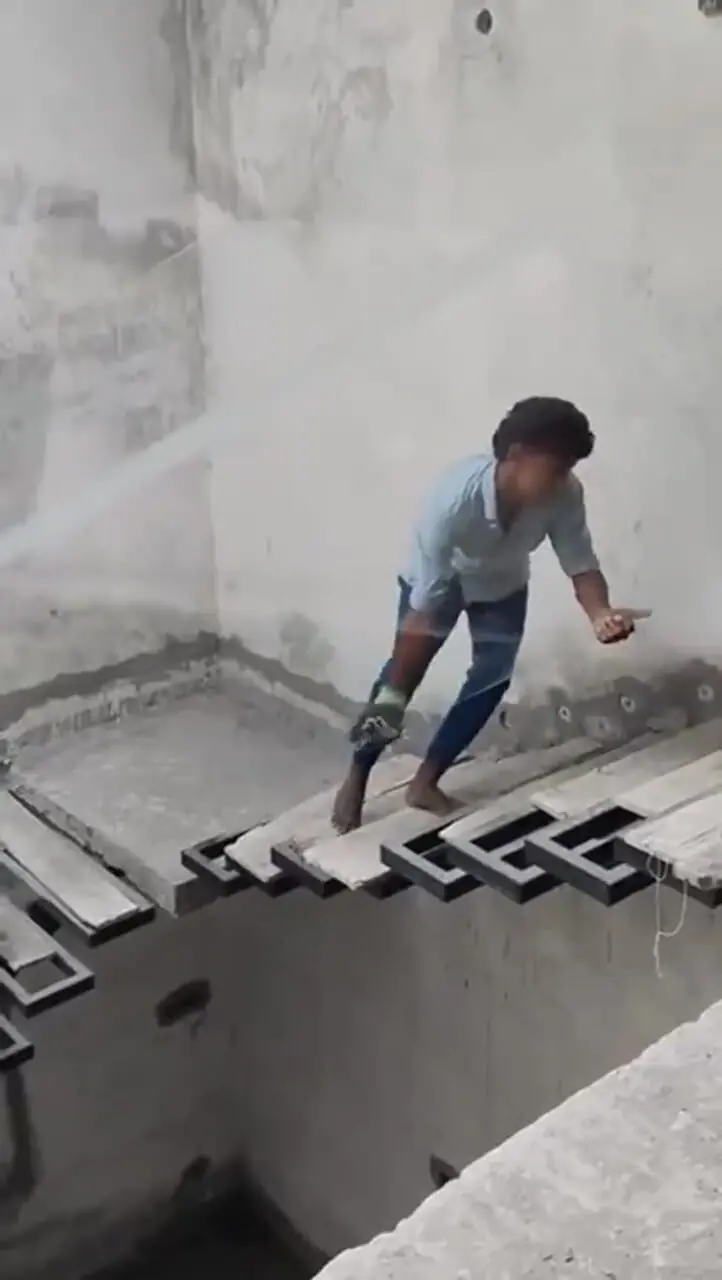 حرفه ای ها در جابه جایی شیشه در پله های نا امن + فیلم 