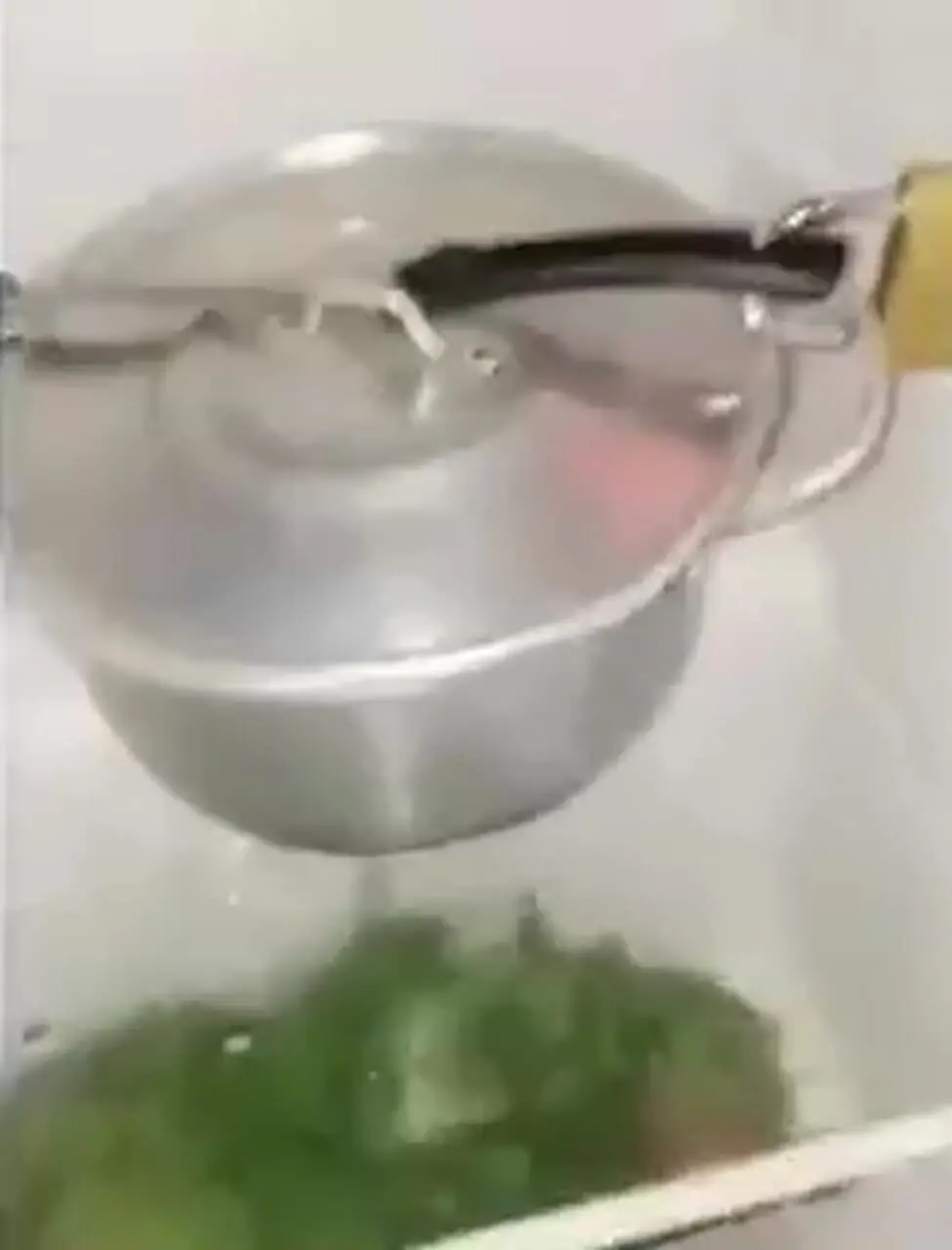 فیلم/ خلاقیت خنده‌دار مادر ایرانی در حفظ غذایش از دست بچه‌های شکمو حماسه ساز شد/ من یکی عاشق قفل کردن اون کفگیره شدم