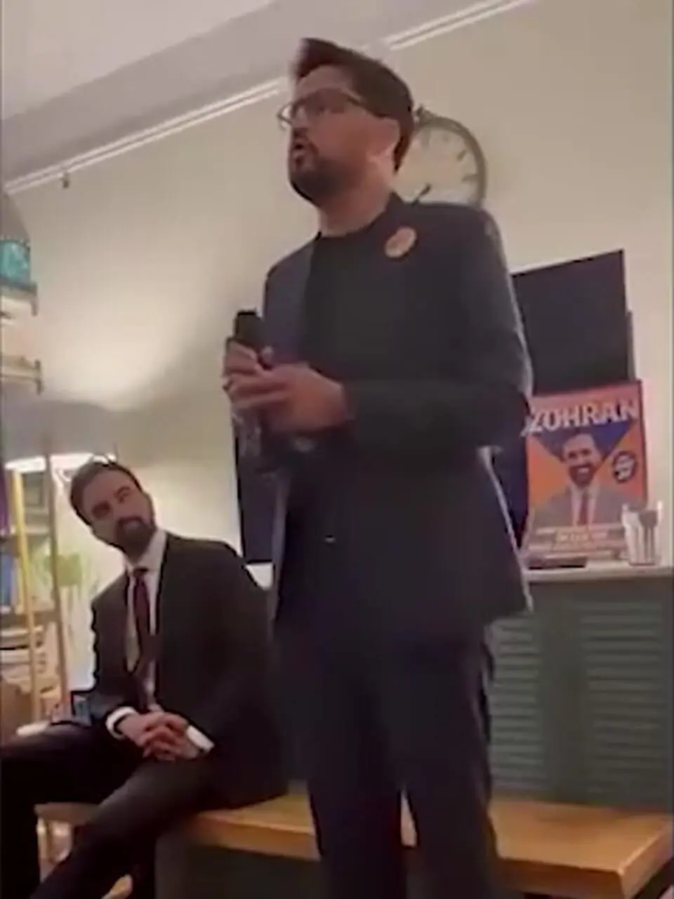 فیلم/ اقدام باورنکردنی شهردار شیعه نیویورک!/ممدانی در دفترش روضه امام حسین به راه انداخته و صلوات می‌فرستد...نفوذ تشیع به قلب سیاست آمریکا