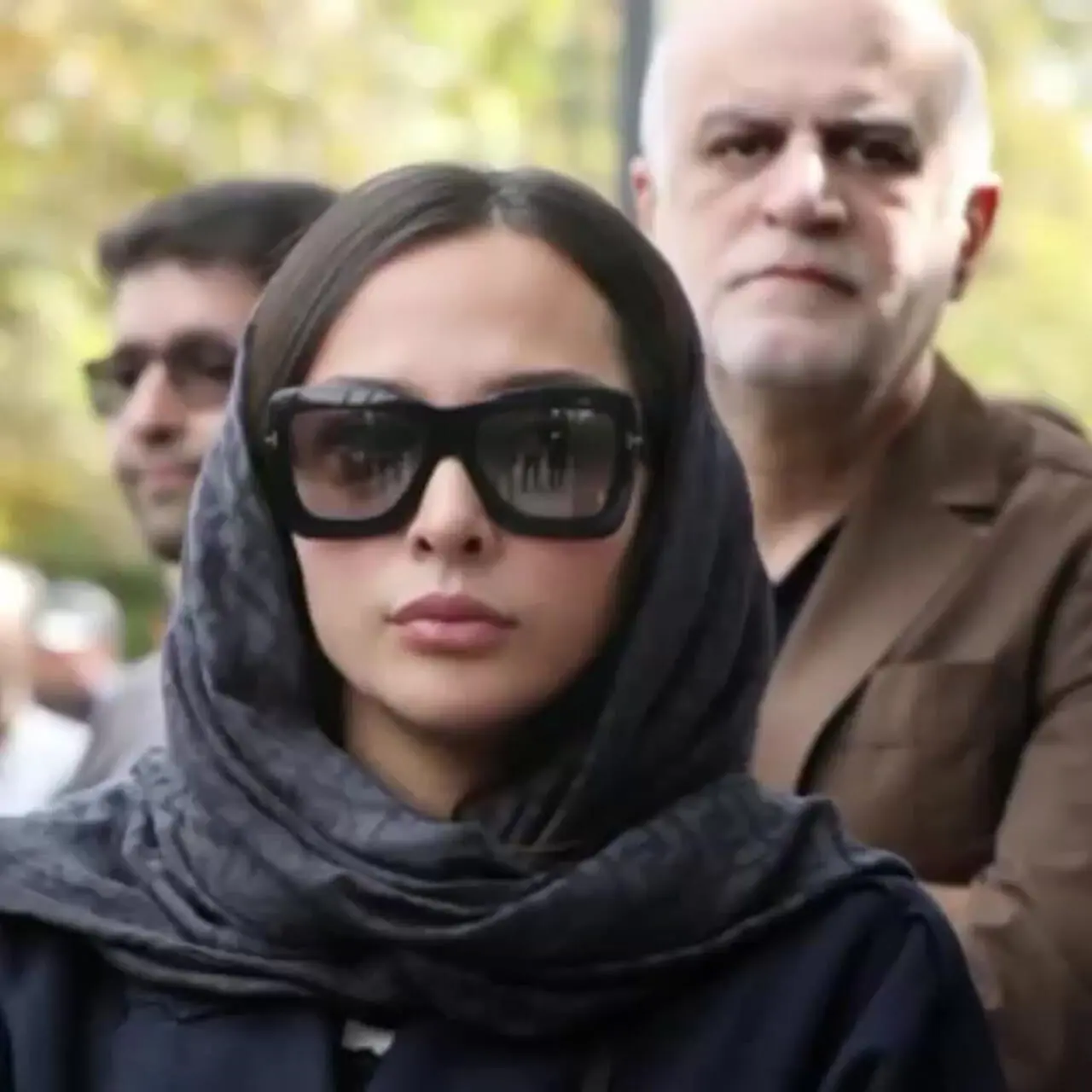 فیلم/ بازیگرانی که آتیلا پسیانی را در رهسپاری به خانه ابدیش همراهی کردند؛ رامبد جوان با پیراهن سفید، بهنوش طباطبایی با چهره‌ای کاملا متفاوت، علی شادمان در حال سیگار کشیدن، صابر ابر با عینکی عجیب...