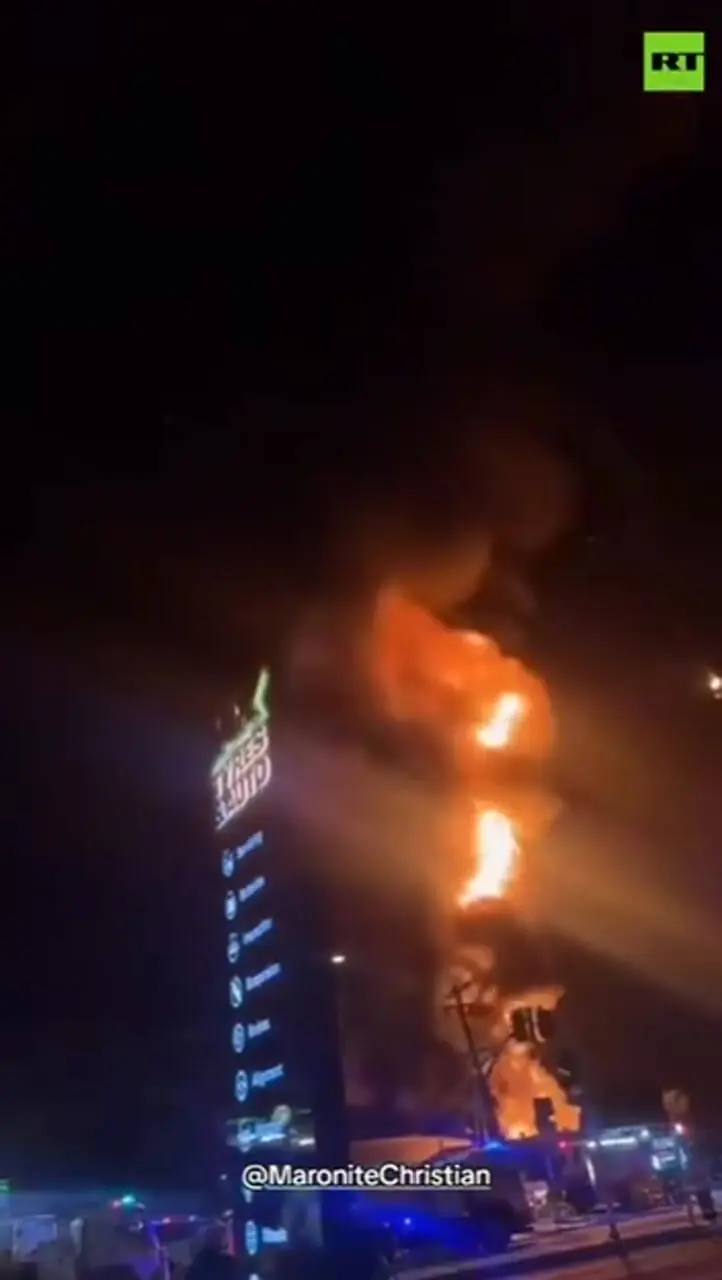 فیلم / انفجار در یک مرکز بازیافت مواد شیمیایی در سیدنی استرالیا، قطعات بتن و آوار را تا ۱۰۰ متر به آسمان پرتاب کرد