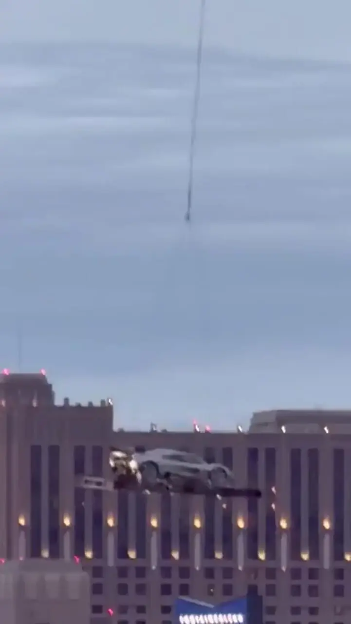 فیلم فروش ابرخودروی گوردون موری از هلیکوپتر