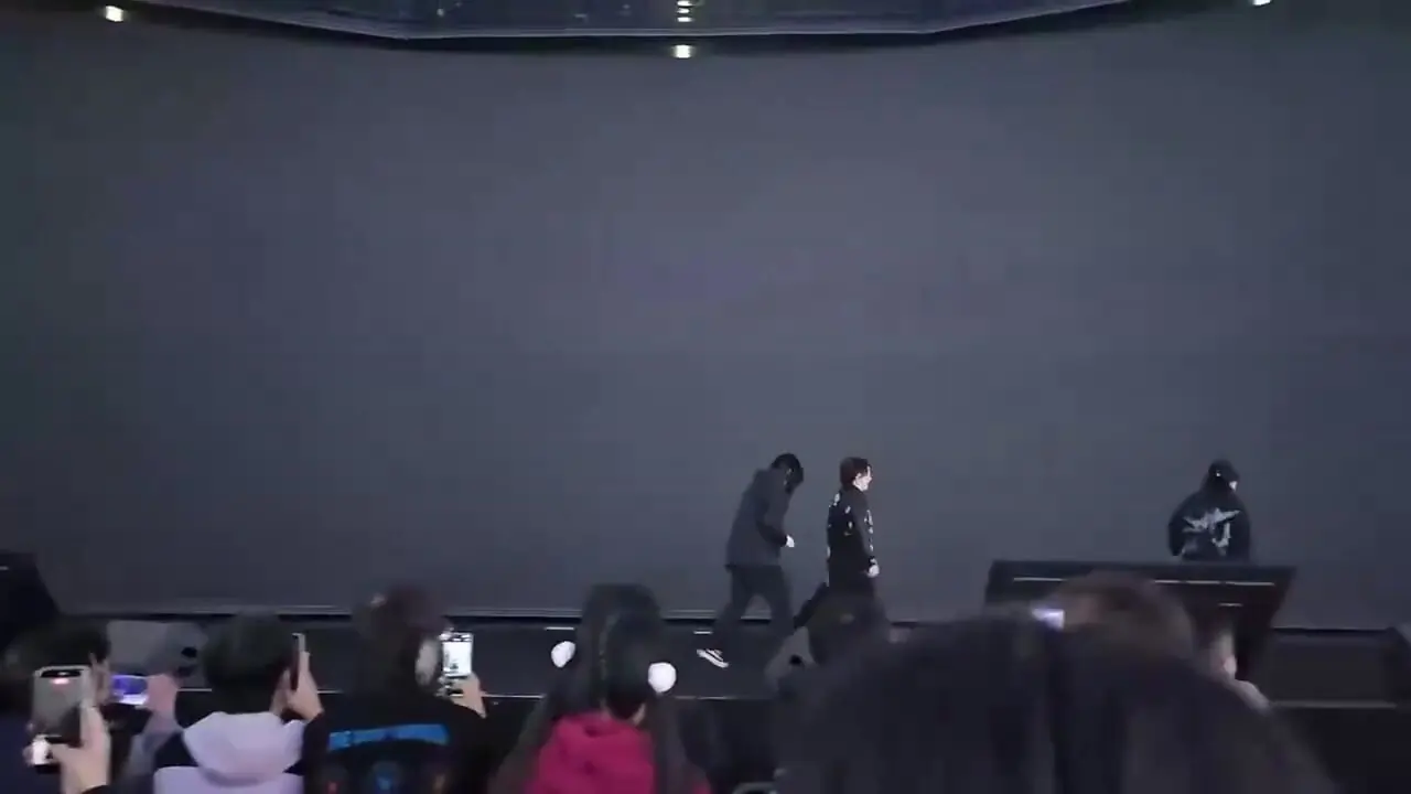 فیلم توقف اجرای خواننده ژاپنی در شانگهای