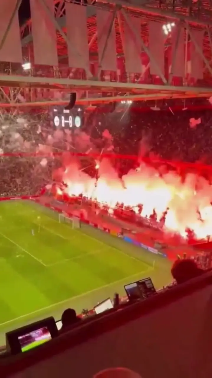 فیلم توقف بازی آژاکس و خرونینگن به خاطر آتش بازی هواداران 