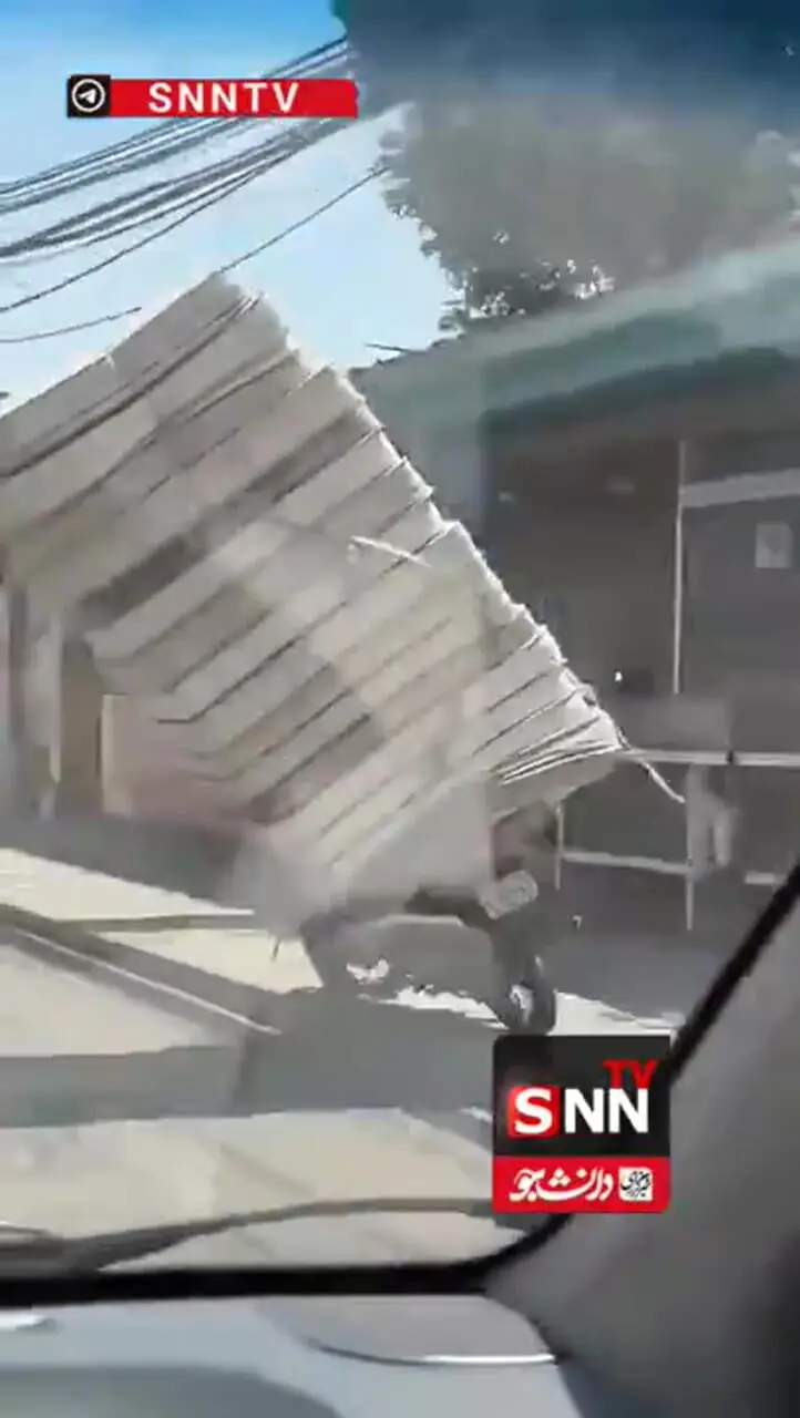 فیلم / موتورسیکلت سوار با بار عظیم تشک‌ها