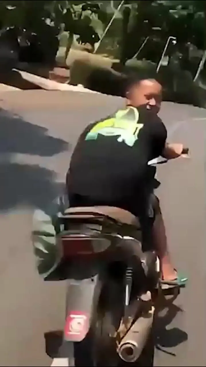 حواس پرتی موتور سوار کار دستش داد + فیلم