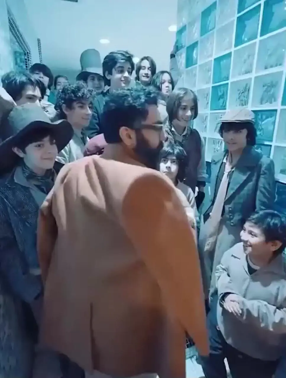 فیلم / درخشش بهنوش طباطبایی در پشت صحنه نمایش الیور توئیست با تیپ و استایل ویکتوریایی در کنار مهمان ویژه سینا مهراد، علی زند وکیلی ،هوتن شکیبا و .....