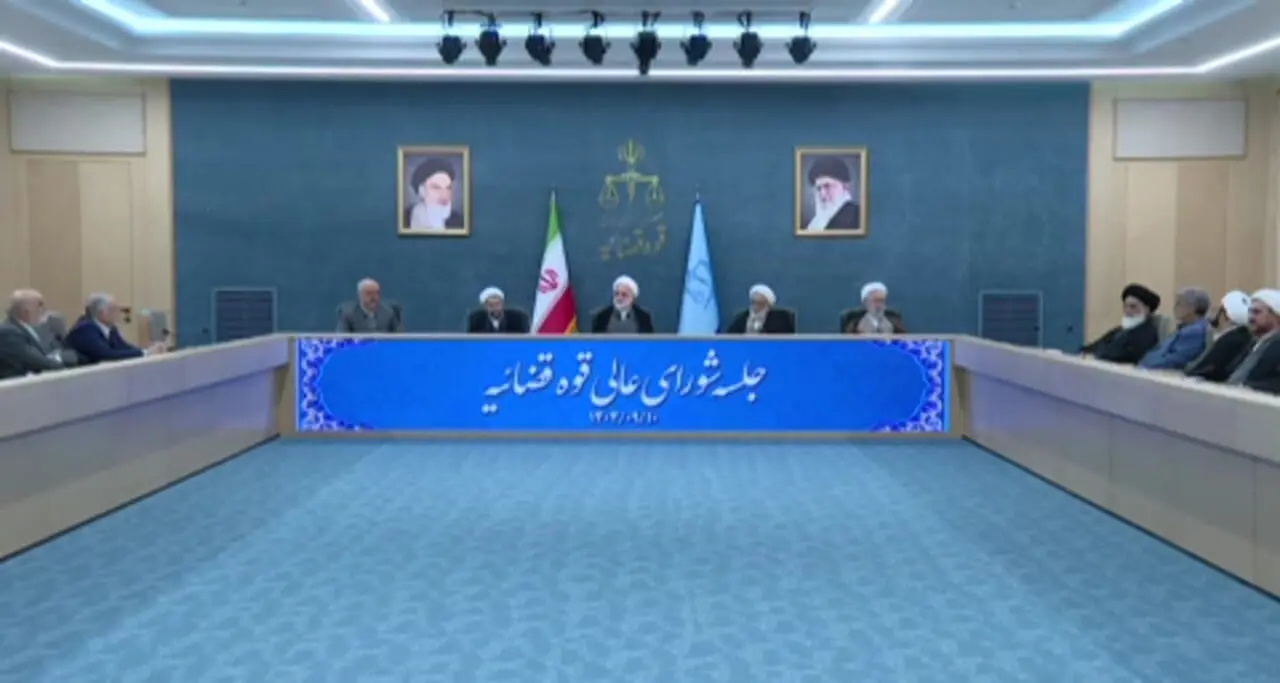 افرادی که انقلابی دوآتشه بودند اکنون مصرحات قانون اساسی را انکار می‌کنند/ همه ما کارگزاران نظام و مردم باید ملتزم به قانون اساسی باشیم