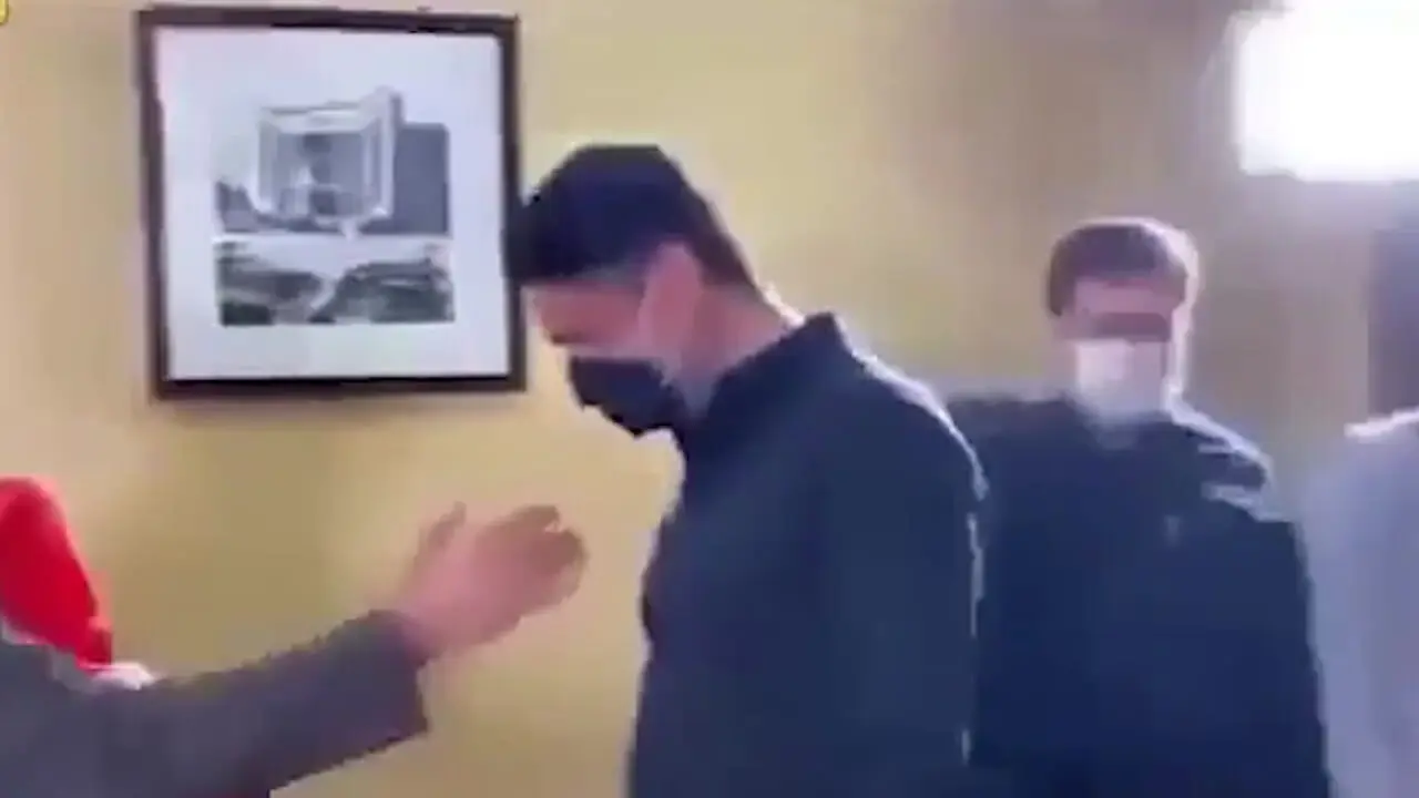 فیلم آواز غم / لحظه دردناک و جگرسوز از مراسم ختم آزاده نامداری /  گریه و زدن به سر توسط همسر دوم این مجری جوانمرگ هنگام دیدن میز عزا / روحش شاد...