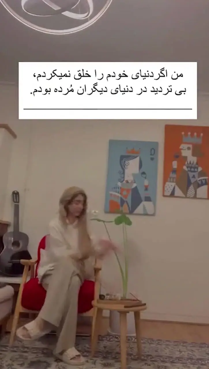 فیلم / نگاهی به سلیقه دخترانه سونیا حسینی در چیدمان  دکوراسیون خانه‌ شان / از تابلوهای نقاشی هنر دست خودش؛ ترکیب رنگ قرمز و کرم در مبلمان و فرشی با نقشهای جذاب که  پذیرایی رو زیباتر کرده ...