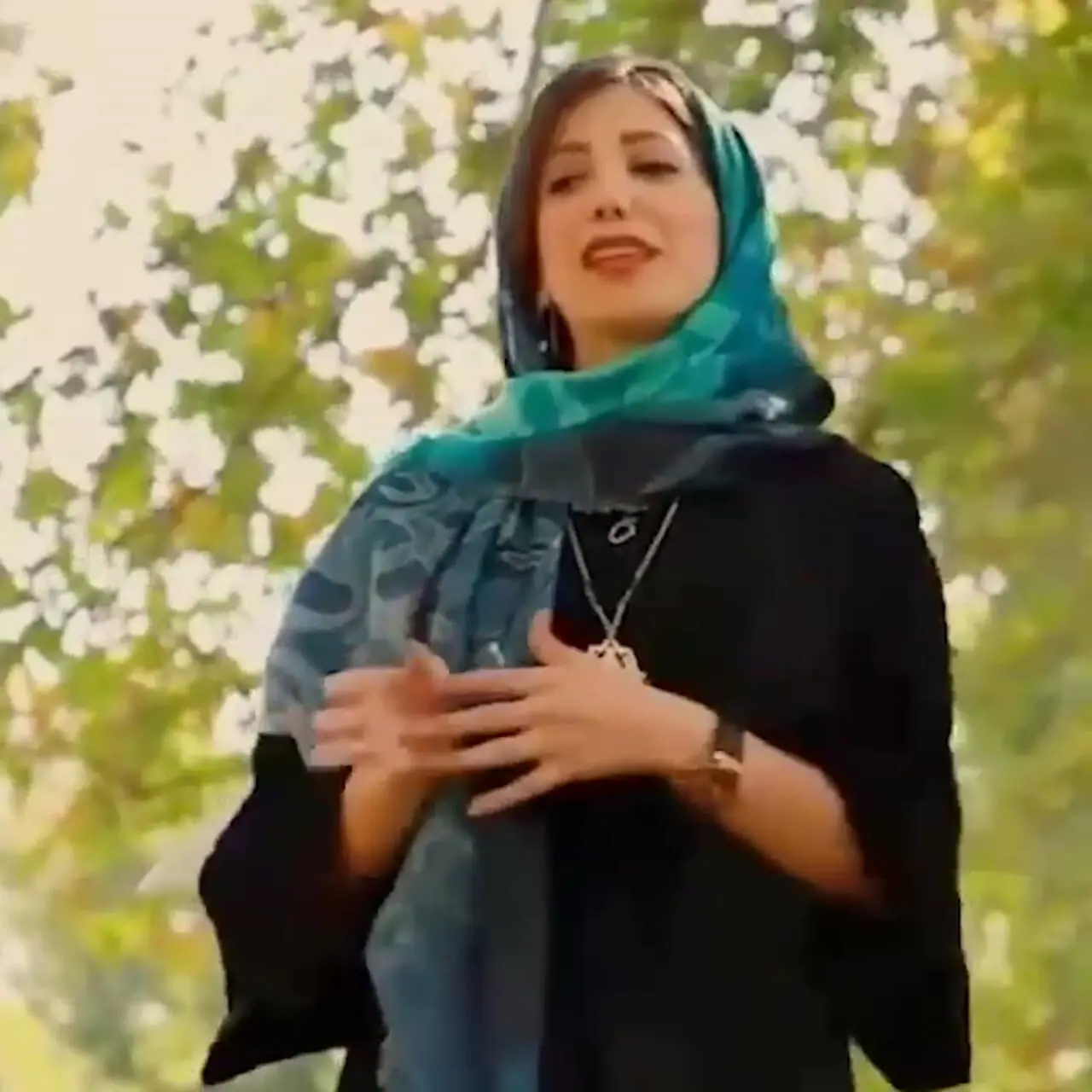 فیلم/ شعر خوانی بسیار احساسی و دلنشین باران نیکراه از محمّد سلمانی: درگیر تو بودم که نمازم به قضا رفت/ در من غزلی درد کشید و سرِ زا رفت