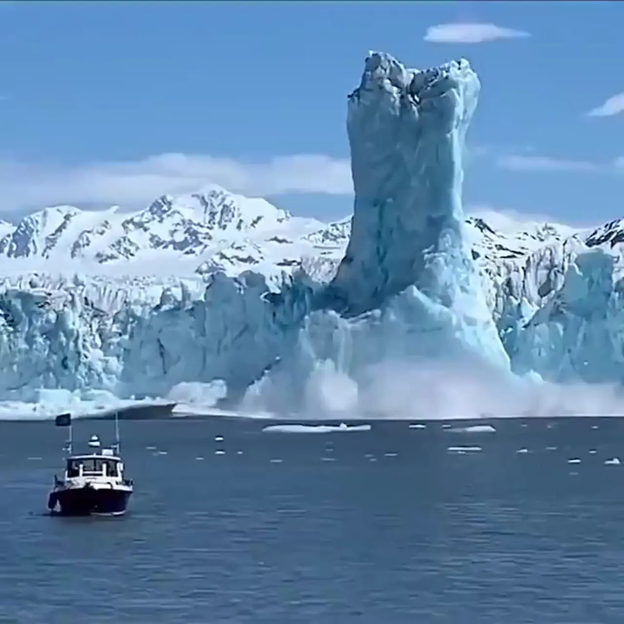 فیلم لحظه شگفت‌انگیز جدا شدن یخچال و پرواز یخ به ارتفاع ۶۱ متر
