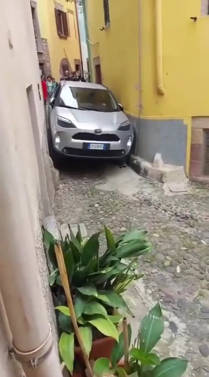 کوچه های تنگ ایتالیا دردسر ساز شد + فیلم 