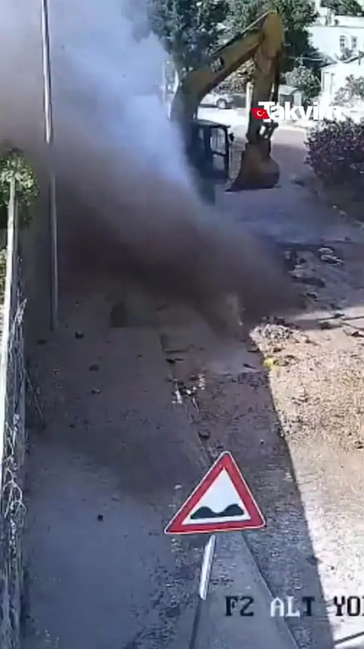 بولدوزر باعث فوران آب درون لوله شد + فیلم