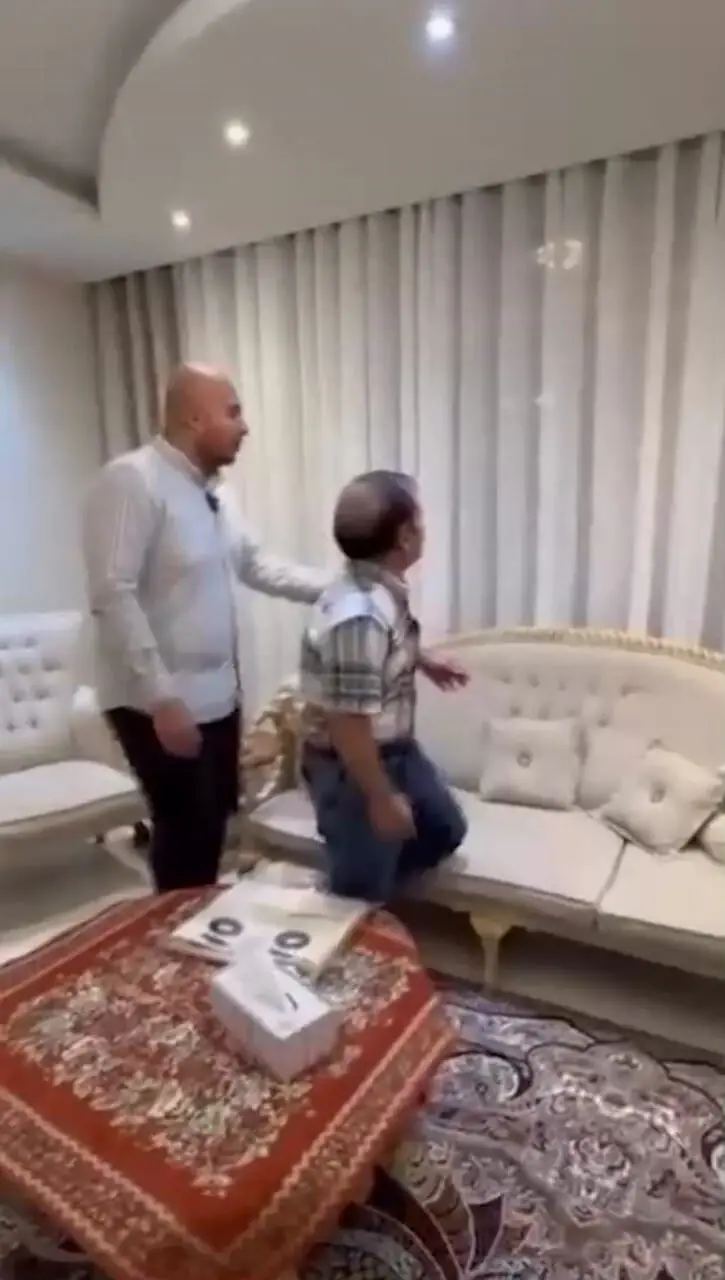 فیلم / نگاهی به چیدمانمجلل خانه  قدرت‌الله ایزدی، عمو رشیدبه سبک کلاسیک/ از مبلمان مدرن و پرده‌های اعیانی تا تابلوهای هنری و فرش ایرانی