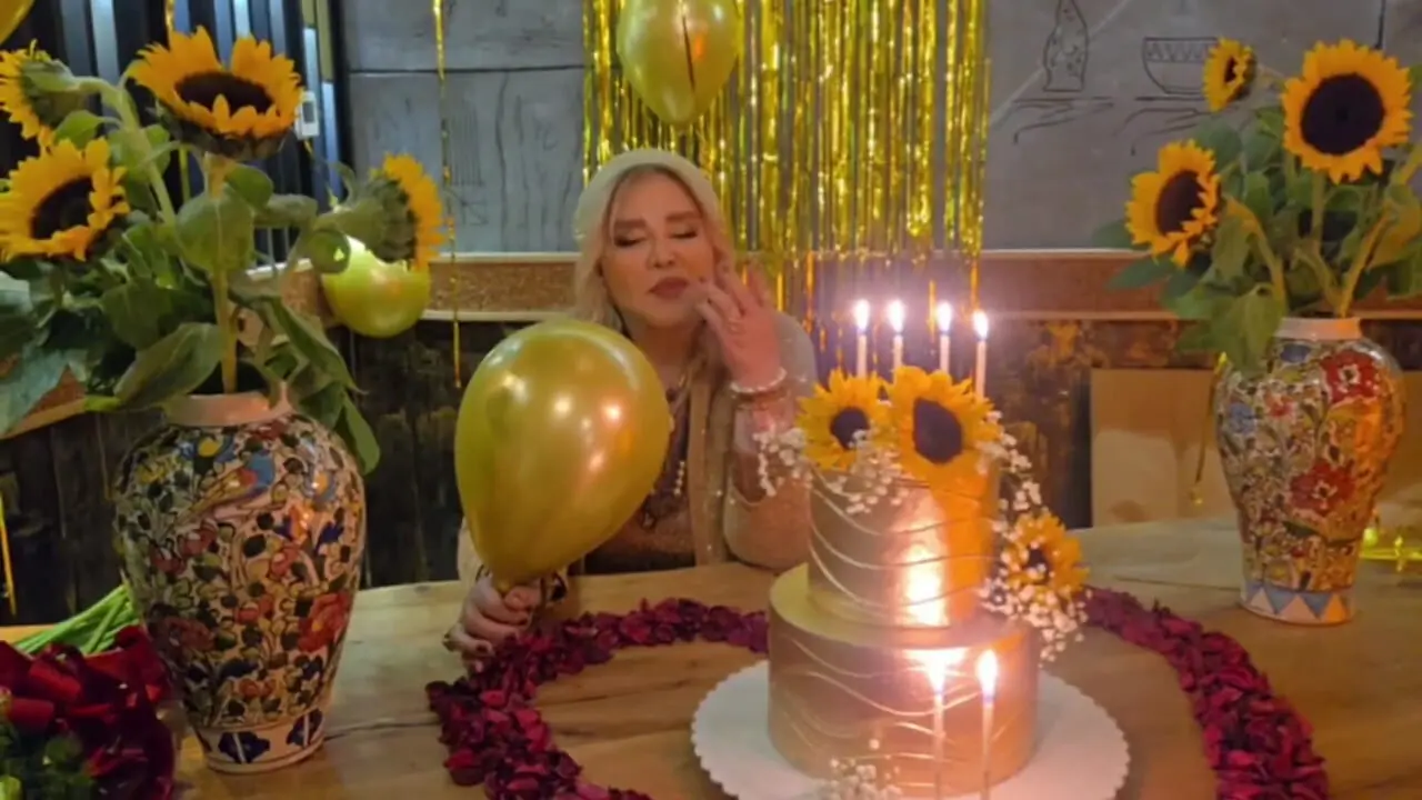 فیلم/ نگاهی به جشن تولد شاهانه بهاره رهنما با کیک تولد 2 طبقه /بهاره رهنما: آذر ماهی تولدش برای بقیه مهم نباشه میکشتتون/ بعد نیم قرن سرحال و قبراق مگه داریم اصلا؟!