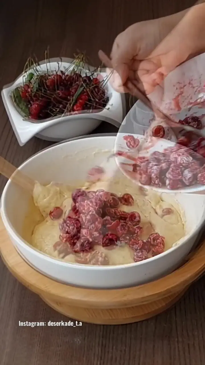 فیلم طرز تهیه کیک آلبالو خانگی نرم و لطیف